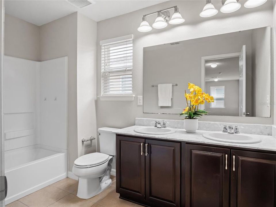 En Venta: $589,000 (3 camas, 3 baños, 2607 Pies cuadrados)