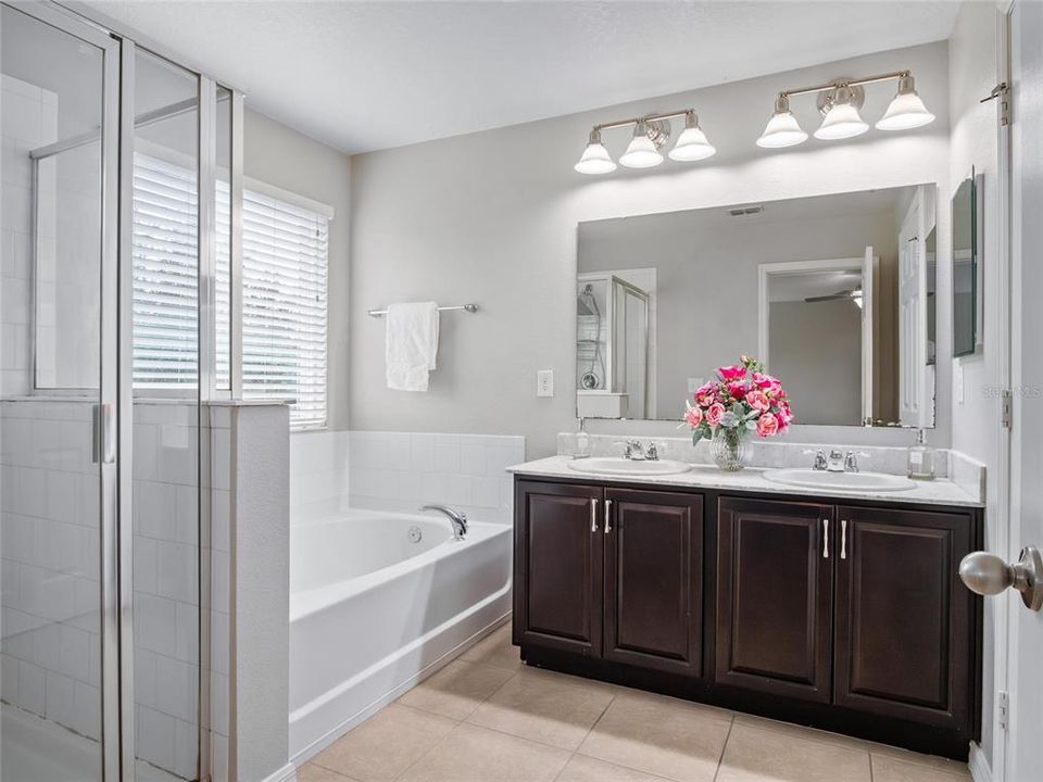 En Venta: $589,000 (3 camas, 3 baños, 2607 Pies cuadrados)