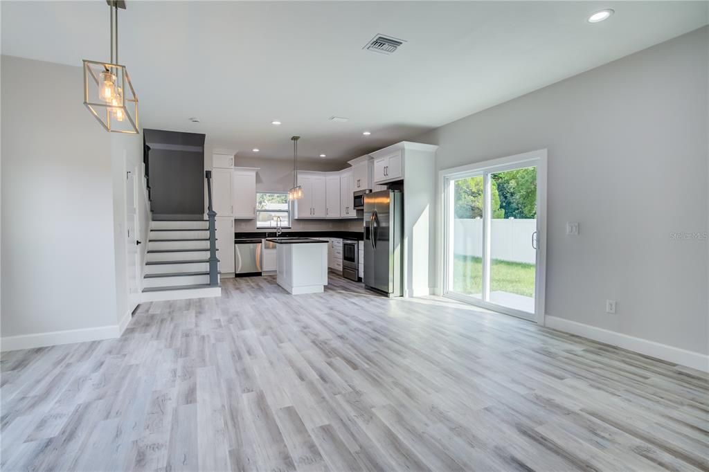 В аренду: $2,300 (2 спален, 2 ванн, 1556 Квадратных фут)