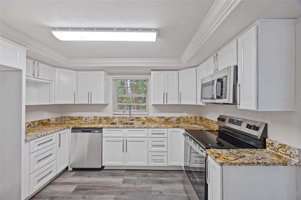 For Sale: $197,900 (3 beds, 2 baths, 934 Square Feet)