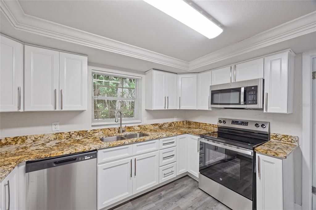 For Sale: $197,900 (3 beds, 2 baths, 934 Square Feet)