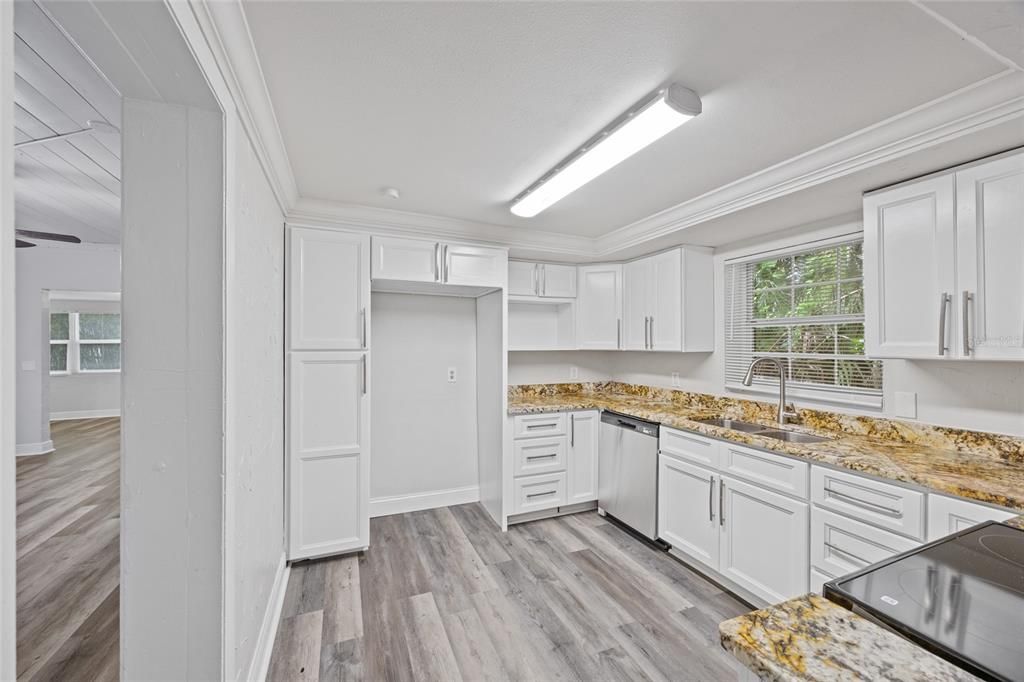 For Sale: $197,900 (3 beds, 2 baths, 934 Square Feet)