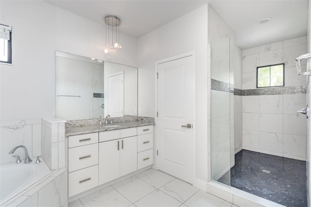 待售: $1,575,000 (6 贝兹, 6 浴室, 4252 平方英尺)