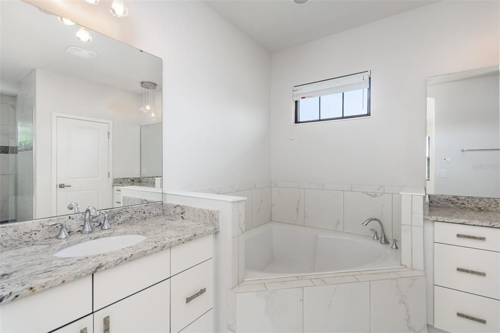 待售: $1,575,000 (6 贝兹, 6 浴室, 4252 平方英尺)