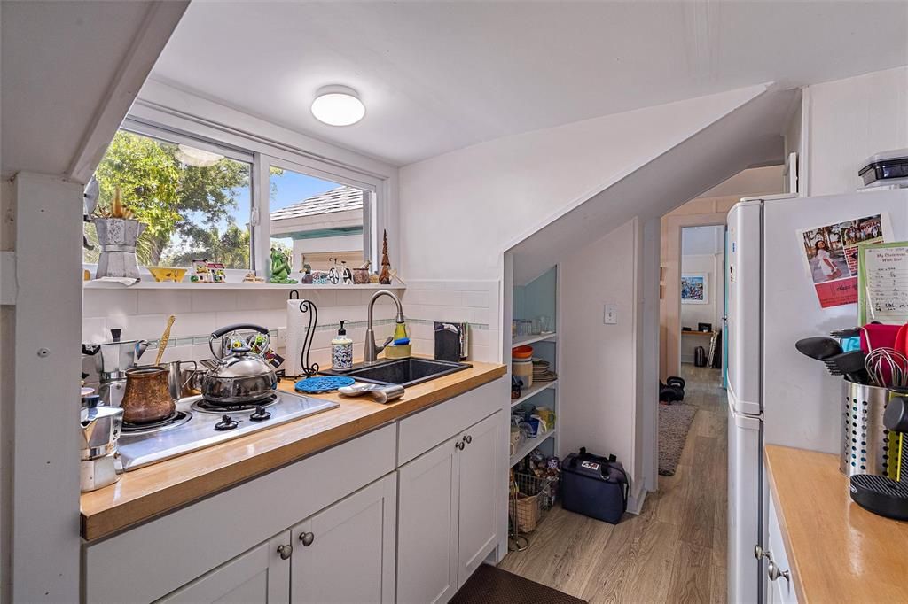 合同活跃: $1,165,000 (6 贝兹, 0 浴室, 2588 平方英尺)