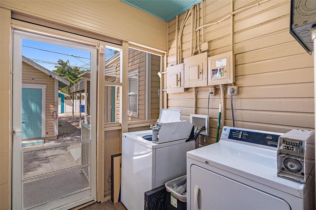 合同活跃: $1,165,000 (6 贝兹, 0 浴室, 2588 平方英尺)