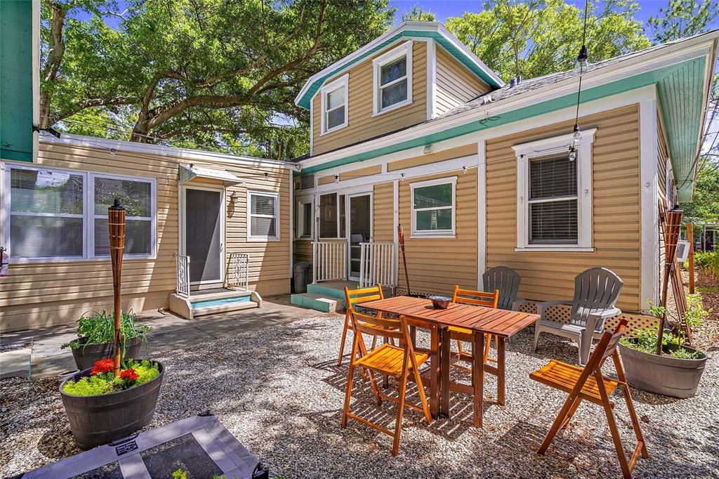 合同活跃: $1,165,000 (6 贝兹, 0 浴室, 2588 平方英尺)