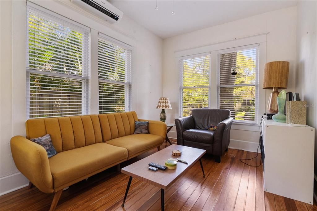 合同活跃: $1,165,000 (6 贝兹, 0 浴室, 2588 平方英尺)