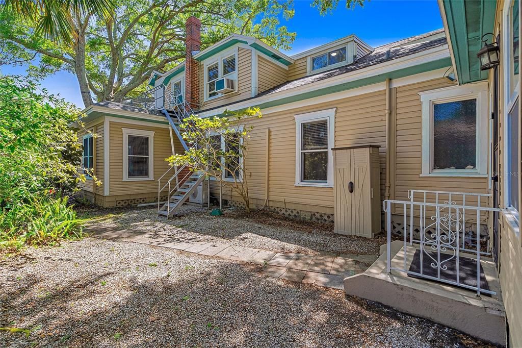 合同活跃: $1,165,000 (6 贝兹, 0 浴室, 2588 平方英尺)