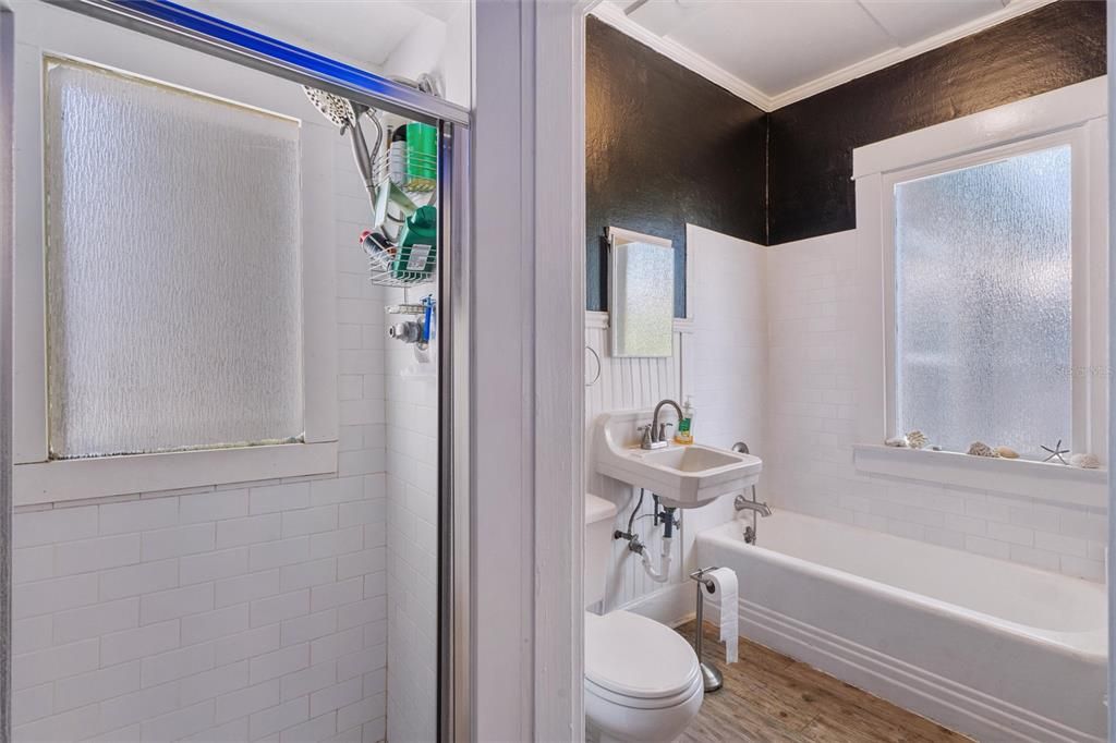 合同活跃: $1,165,000 (6 贝兹, 0 浴室, 2588 平方英尺)