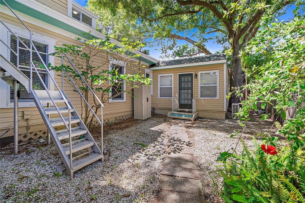 合同活跃: $1,165,000 (6 贝兹, 0 浴室, 2588 平方英尺)