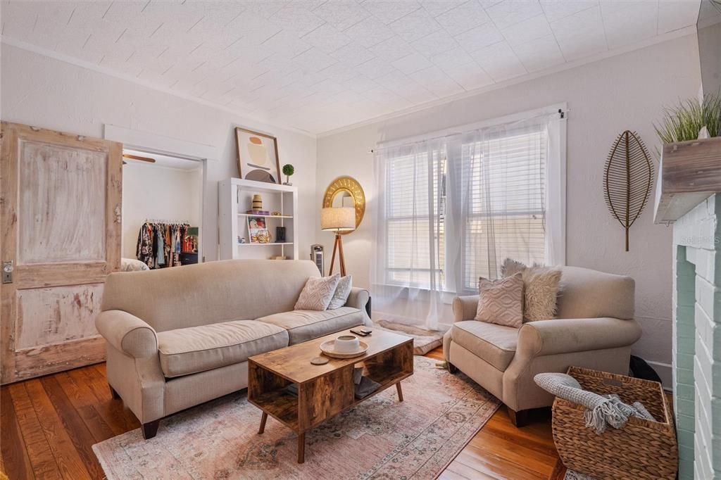 合同活跃: $1,165,000 (6 贝兹, 0 浴室, 2588 平方英尺)