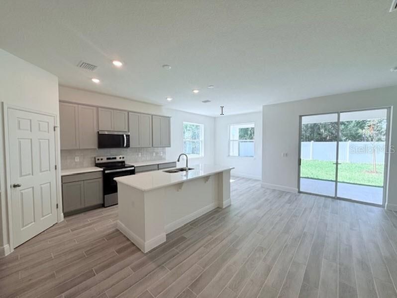 合同活跃: $439,990 (4 贝兹, 3 浴室, 2381 平方英尺)