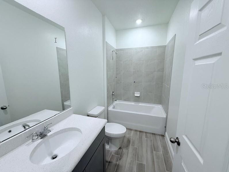 合同活跃: $439,990 (4 贝兹, 3 浴室, 2381 平方英尺)