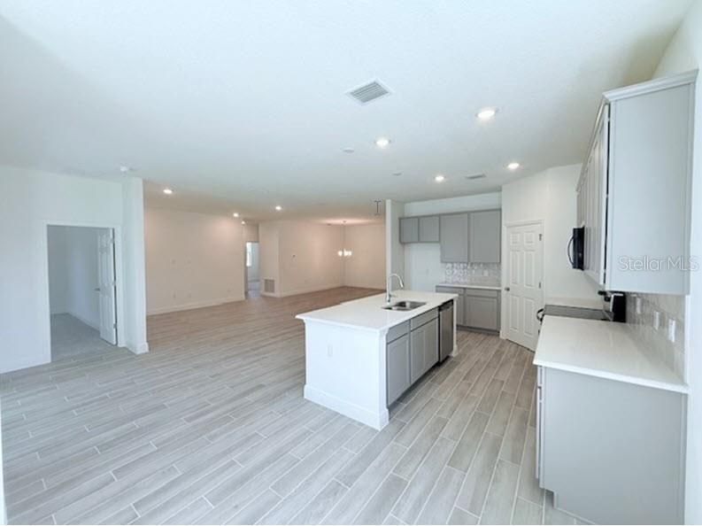 合同活跃: $439,990 (4 贝兹, 3 浴室, 2381 平方英尺)