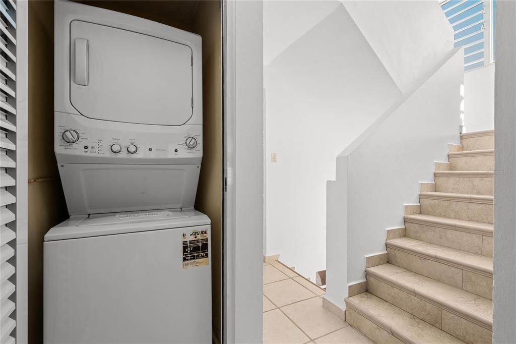 Active With Contract: $565,000 (3 beds, 2 baths, 2087 Square Feet)