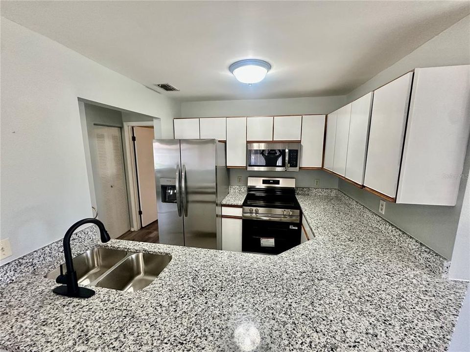 For Rent: $1,700 (2 beds, 2 baths, 930 Square Feet)