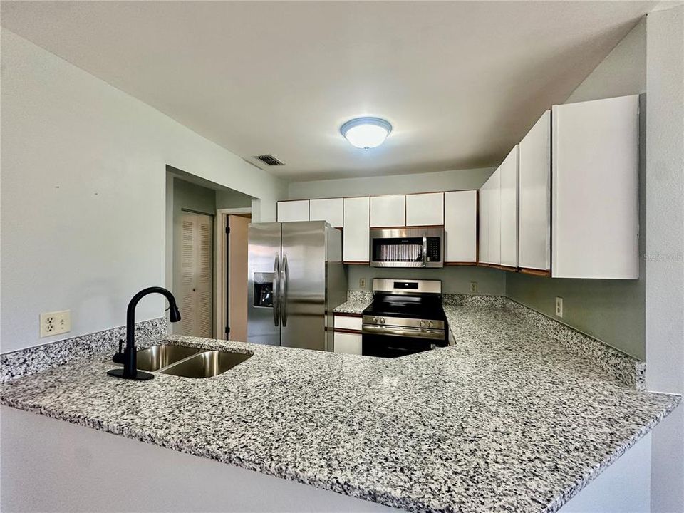 For Rent: $1,700 (2 beds, 2 baths, 930 Square Feet)