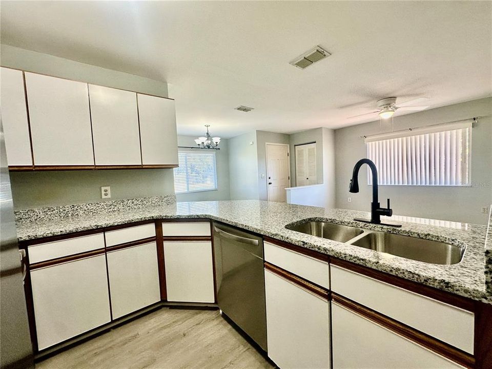 For Rent: $1,700 (2 beds, 2 baths, 930 Square Feet)