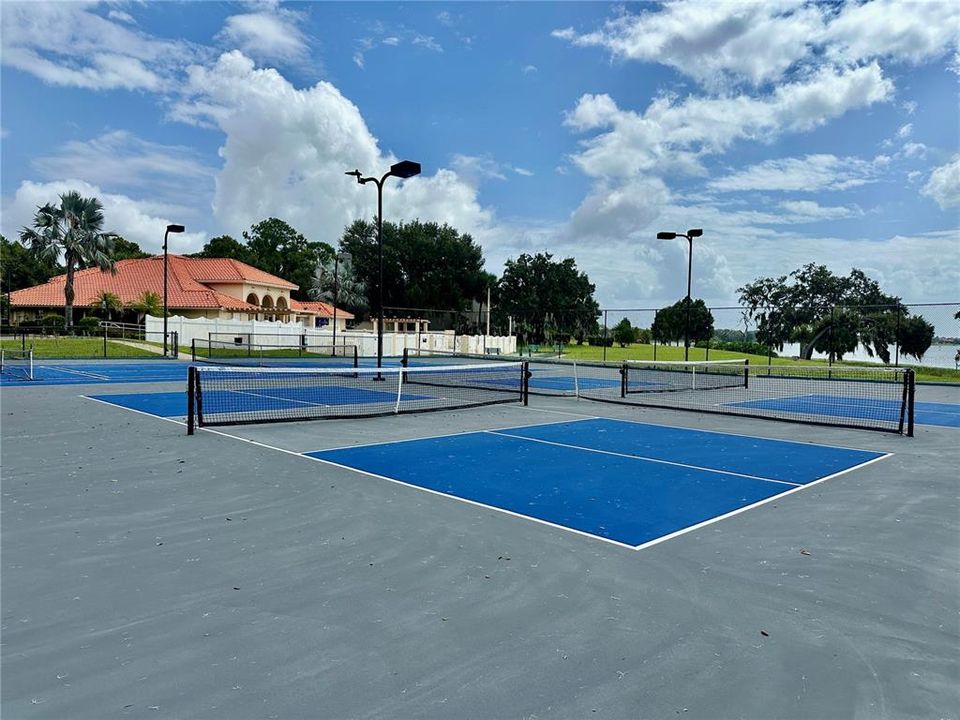 For Rent: $1,700 (2 beds, 2 baths, 930 Square Feet)