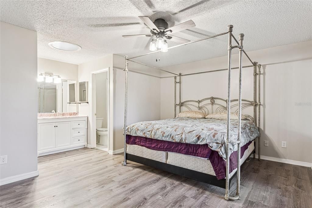 Active With Contract: $240,000 (2 beds, 2 baths, 1116 Square Feet)