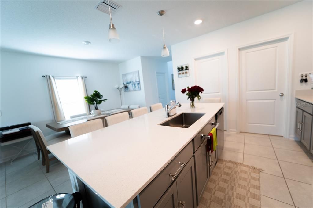 Activo con contrato: $3,500 (5 camas, 3 baños, 2388 Pies cuadrados)