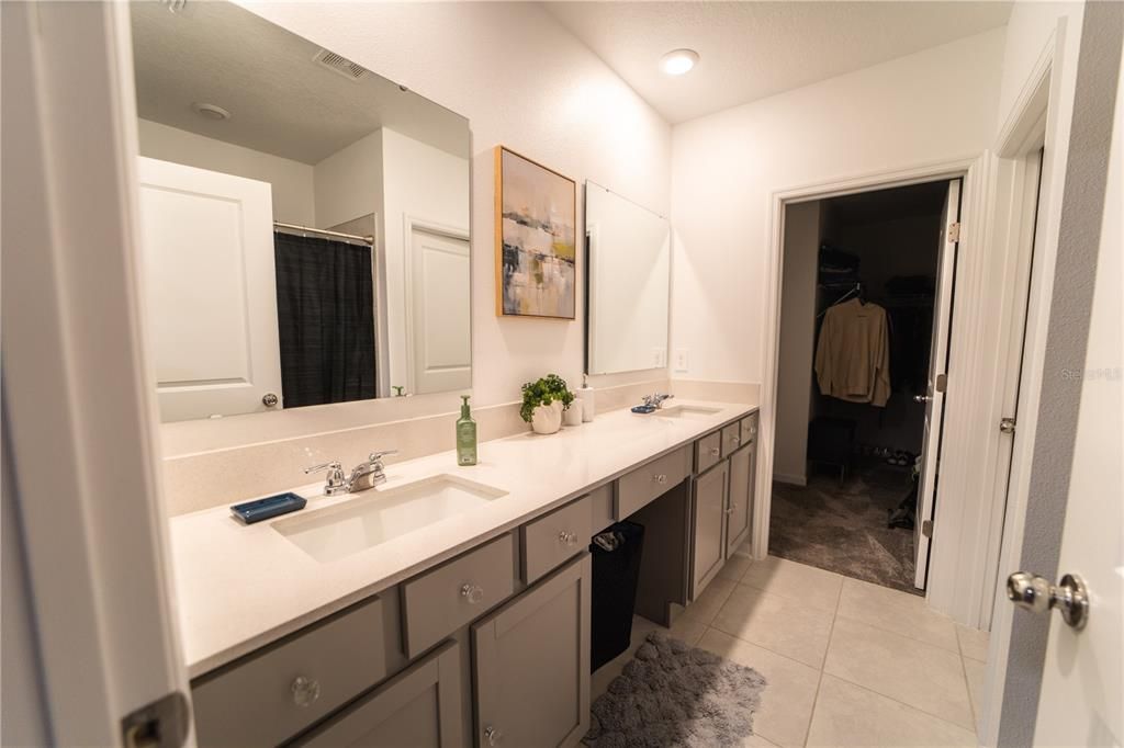 Activo con contrato: $3,500 (5 camas, 3 baños, 2388 Pies cuadrados)