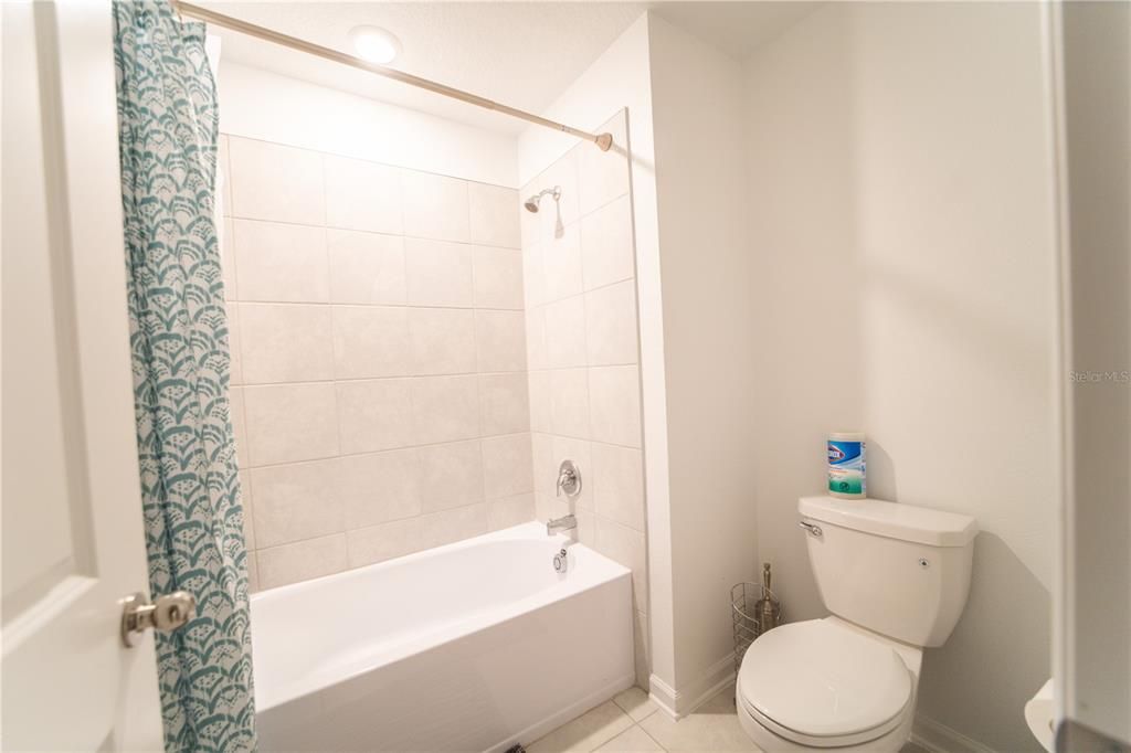 Activo con contrato: $3,500 (5 camas, 3 baños, 2388 Pies cuadrados)