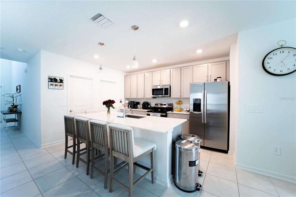 Activo con contrato: $3,500 (5 camas, 3 baños, 2388 Pies cuadrados)