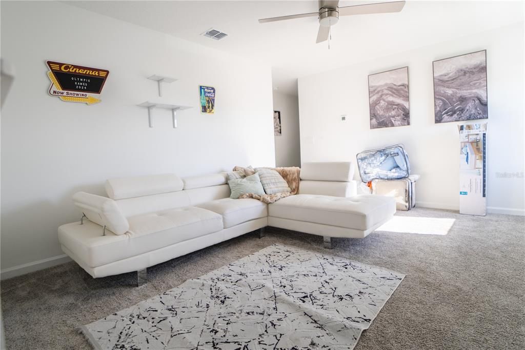 Activo con contrato: $3,500 (5 camas, 3 baños, 2388 Pies cuadrados)