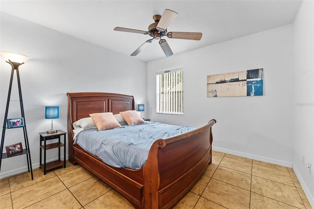 Activo con contrato: $779,900 (4 camas, 2 baños, 2121 Pies cuadrados)