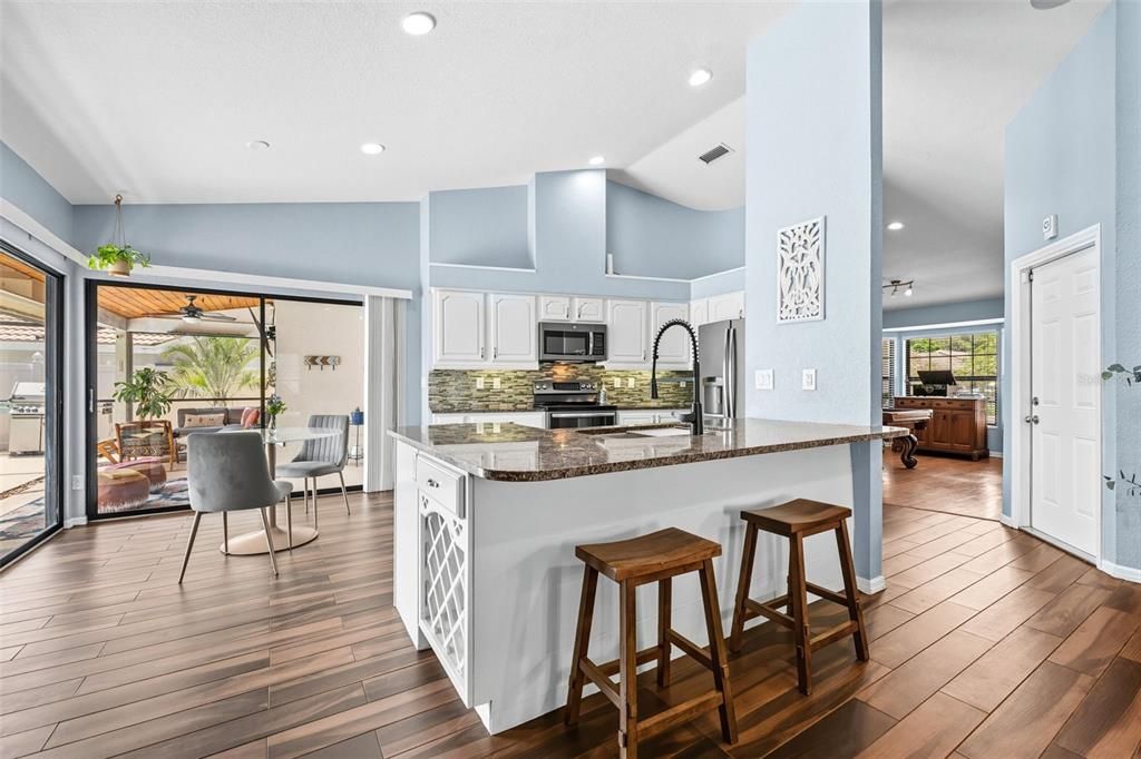 Activo con contrato: $779,900 (4 camas, 2 baños, 2121 Pies cuadrados)