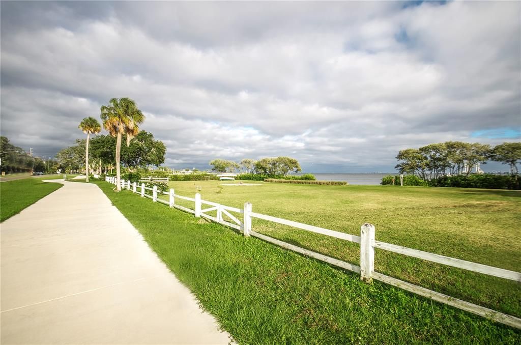 Activo con contrato: $779,900 (4 camas, 2 baños, 2121 Pies cuadrados)