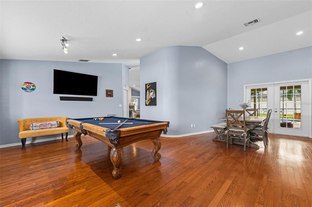 Activo con contrato: $779,900 (4 camas, 2 baños, 2121 Pies cuadrados)