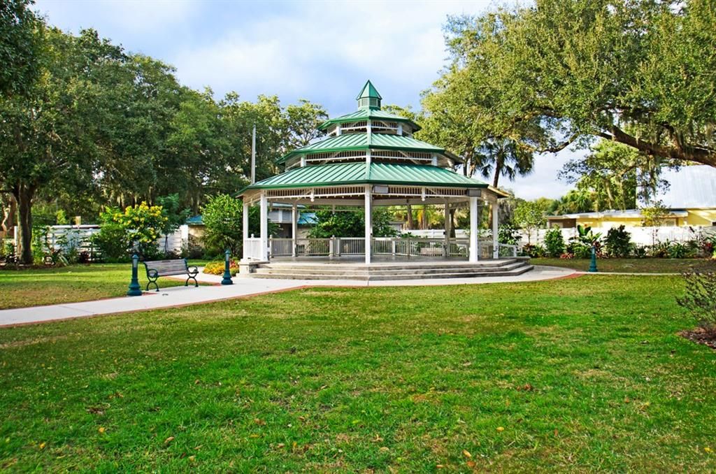 Activo con contrato: $779,900 (4 camas, 2 baños, 2121 Pies cuadrados)