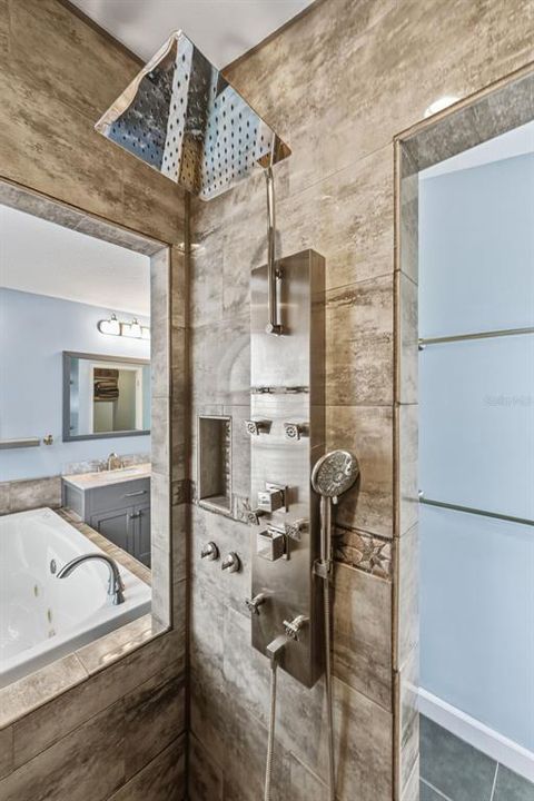 Activo con contrato: $779,900 (4 camas, 2 baños, 2121 Pies cuadrados)