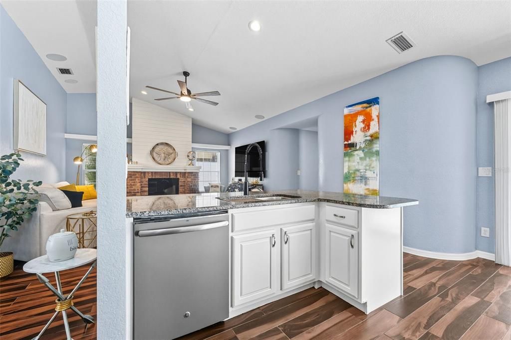 Activo con contrato: $779,900 (4 camas, 2 baños, 2121 Pies cuadrados)