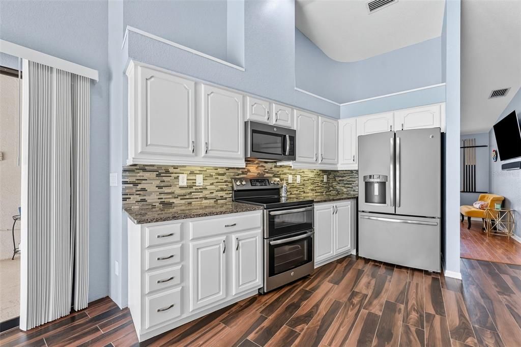 Activo con contrato: $779,900 (4 camas, 2 baños, 2121 Pies cuadrados)