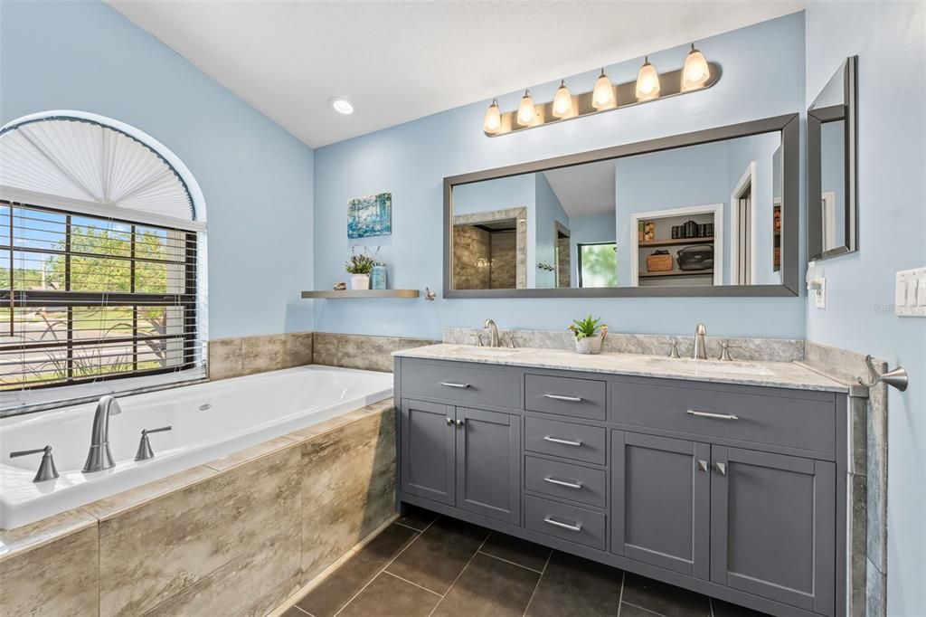 Activo con contrato: $779,900 (4 camas, 2 baños, 2121 Pies cuadrados)