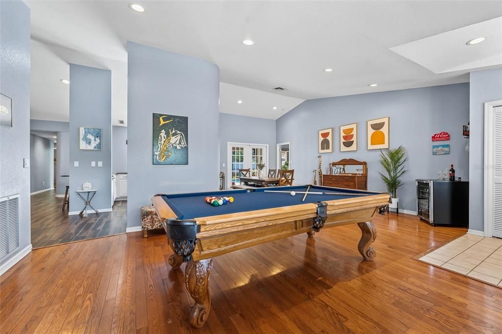 Activo con contrato: $779,900 (4 camas, 2 baños, 2121 Pies cuadrados)