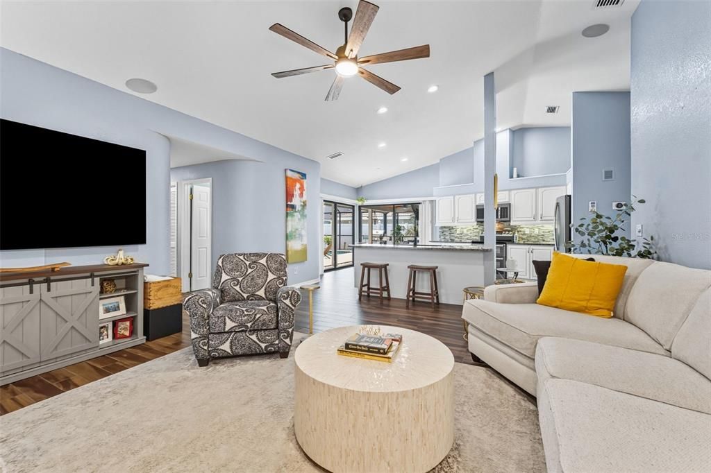 Activo con contrato: $779,900 (4 camas, 2 baños, 2121 Pies cuadrados)