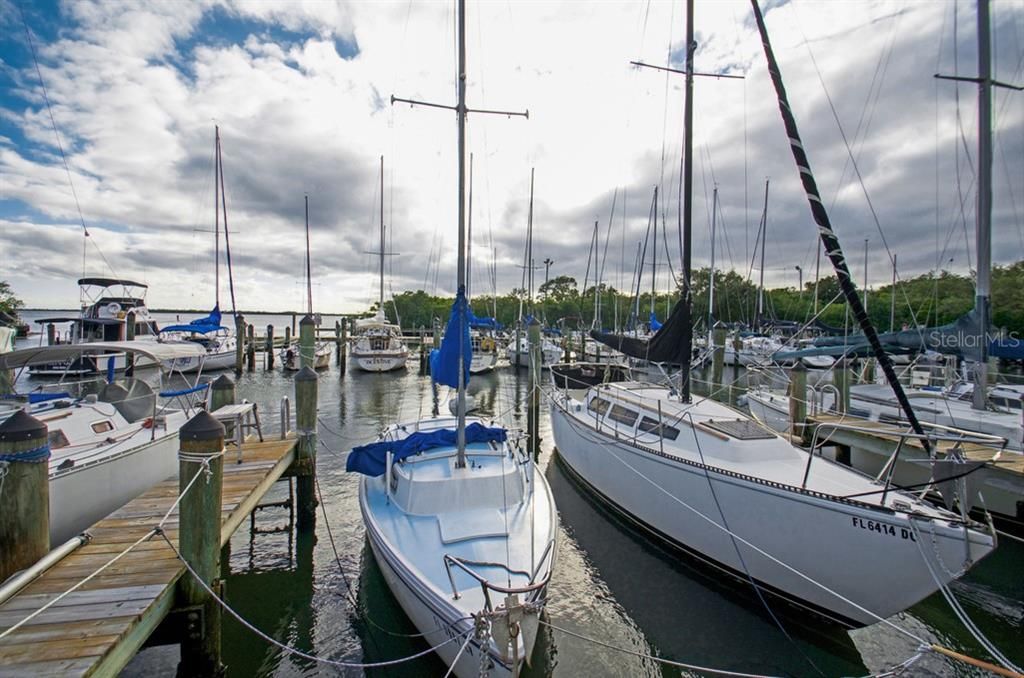 Activo con contrato: $779,900 (4 camas, 2 baños, 2121 Pies cuadrados)