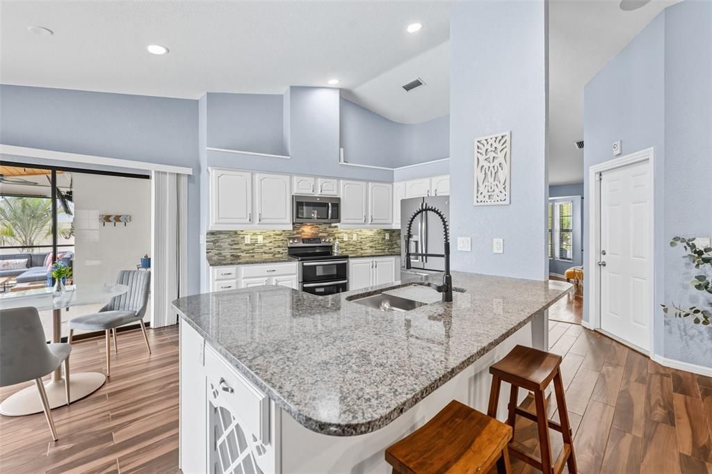 Activo con contrato: $779,900 (4 camas, 2 baños, 2121 Pies cuadrados)