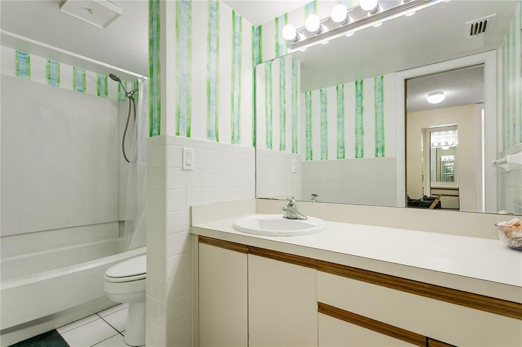 For Sale: $120,000 (1 beds, 1 baths, 631 Square Feet)