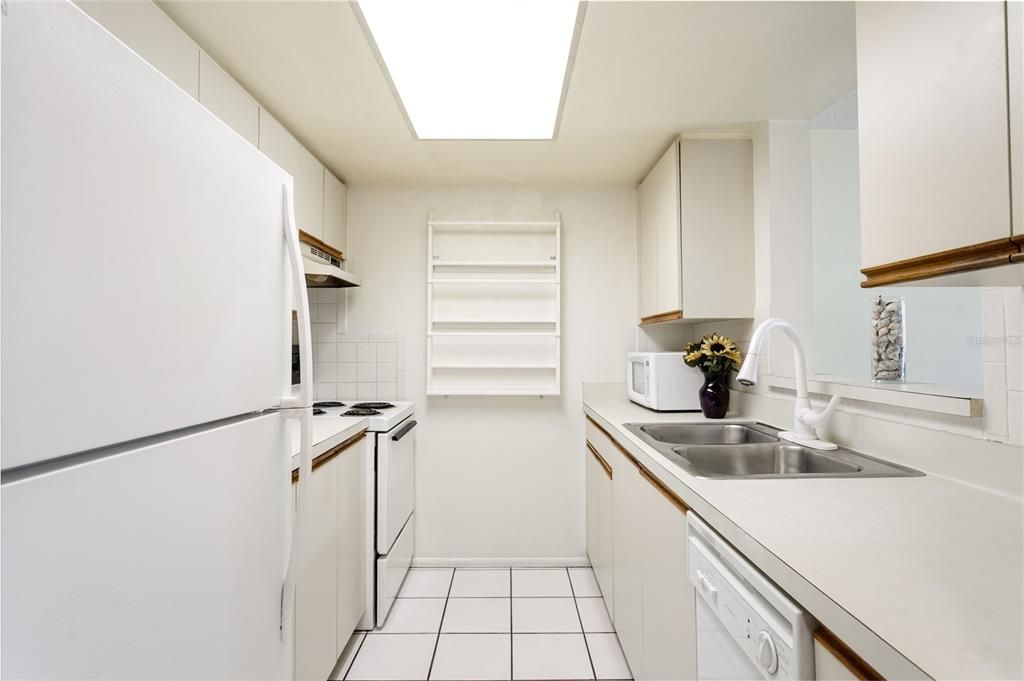 For Sale: $120,000 (1 beds, 1 baths, 631 Square Feet)