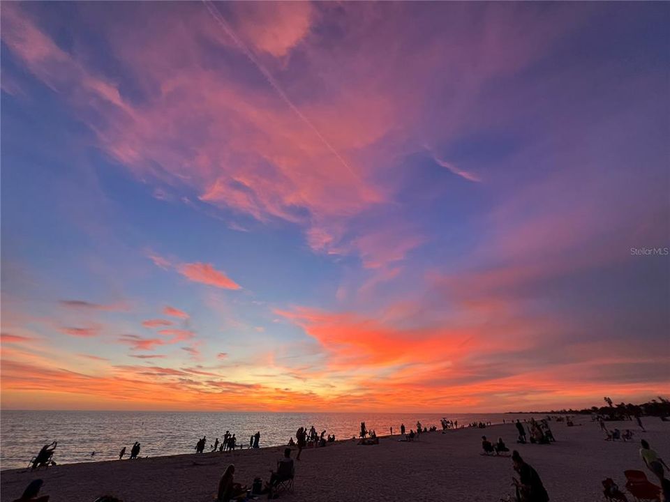 For Sale: $120,000 (1 beds, 1 baths, 631 Square Feet)