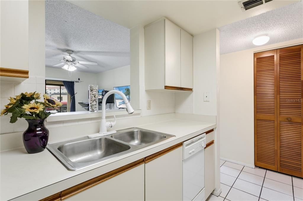 For Sale: $120,000 (1 beds, 1 baths, 631 Square Feet)