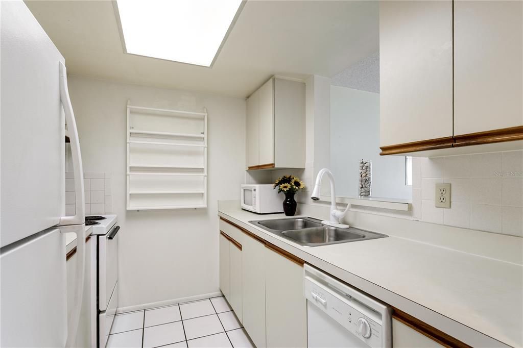 For Sale: $120,000 (1 beds, 1 baths, 631 Square Feet)