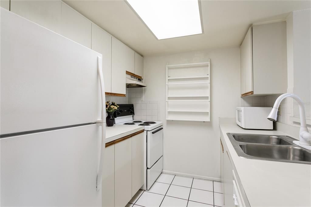 For Sale: $120,000 (1 beds, 1 baths, 631 Square Feet)