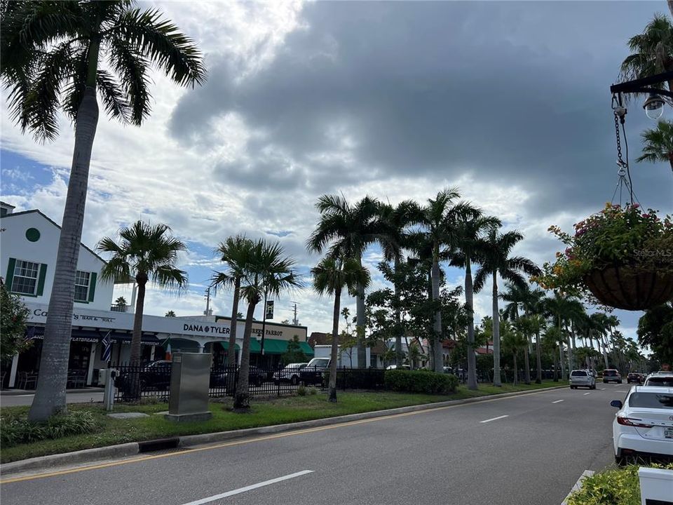 For Sale: $120,000 (1 beds, 1 baths, 631 Square Feet)